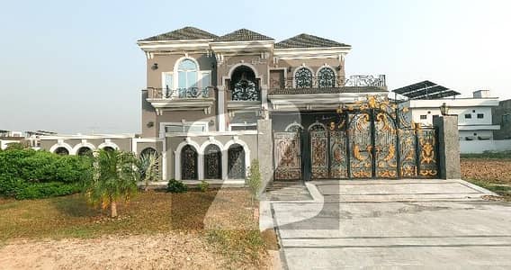 Main Double Road In Central Park - Block B 1 Kanal House For sale