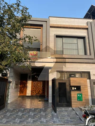 بحریہ ٹاؤن سیکٹر ای بحریہ ٹاؤن,لاہور میں 3 کمروں کا 5 مرلہ مکان 2.7 کروڑ میں برائے فروخت۔