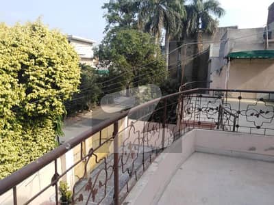 گارڈن ٹاؤن - اتاترک بلاک گارڈن ٹاؤن,لاہور میں 4 کمروں کا 1 کنال بالائی پورشن 2.0 لاکھ میں کرایہ پر دستیاب ہے۔