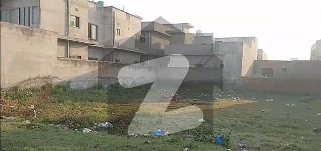 8 Marla Plot For Sale At VIP Location!