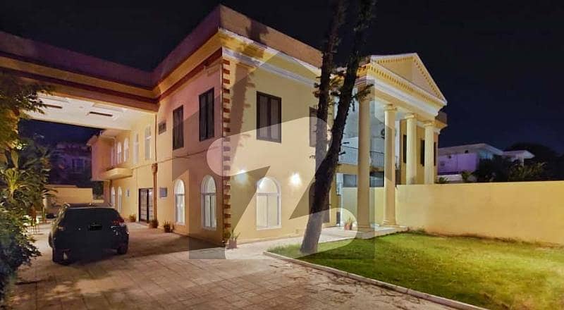 9-Bedroom Newly Renovated House with Huge Parking 9-Bedroom Newly Renovated House with Huge Parking