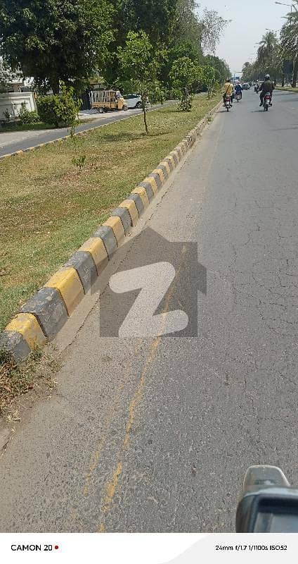 ڈی ایچ اے فیز 8 ڈیفنس (ڈی ایچ اے),لاہور میں 1 کنال رہائشی پلاٹ 4.25 کروڑ میں برائے فروخت۔