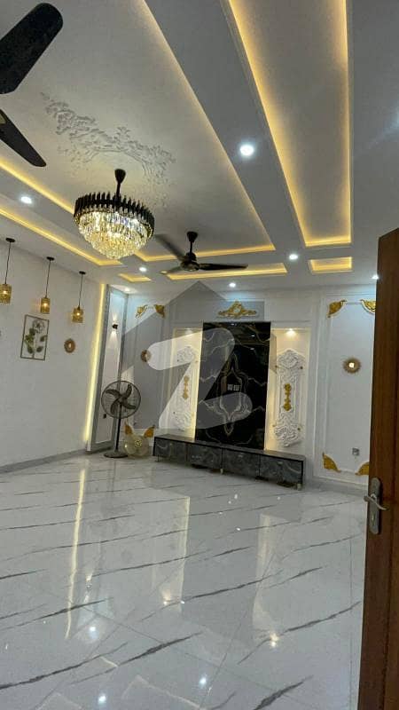 ڈائمنڈ سٹی غالب روڈ,سیالکوٹ میں 5 کمروں کا 10 مرلہ مکان 5.0 کروڑ میں برائے فروخت۔