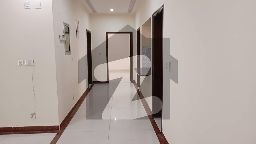 یو ای ٹی ہاؤسنگ سوسائٹی لاہور میں 8 کمروں کا 1 کنال مکان 5.0 کروڑ میں برائے فروخت۔