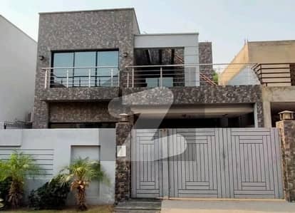 ڈیوائن گارڈنز لاہور میں 3 کمروں کا 10 مرلہ مکان 2.5 لاکھ میں کرایہ پر دستیاب ہے۔