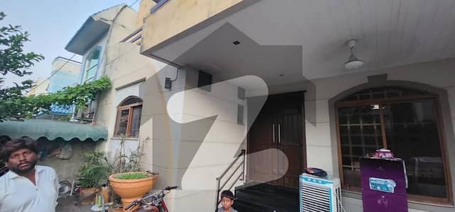 واپڈا ٹاؤن فیز 1 - بلاک ڈی3 واپڈا ٹاؤن فیز 1,واپڈا ٹاؤن,لاہور میں 4 کمروں کا 10 مرلہ مکان 4.1 کروڑ میں برائے فروخت۔