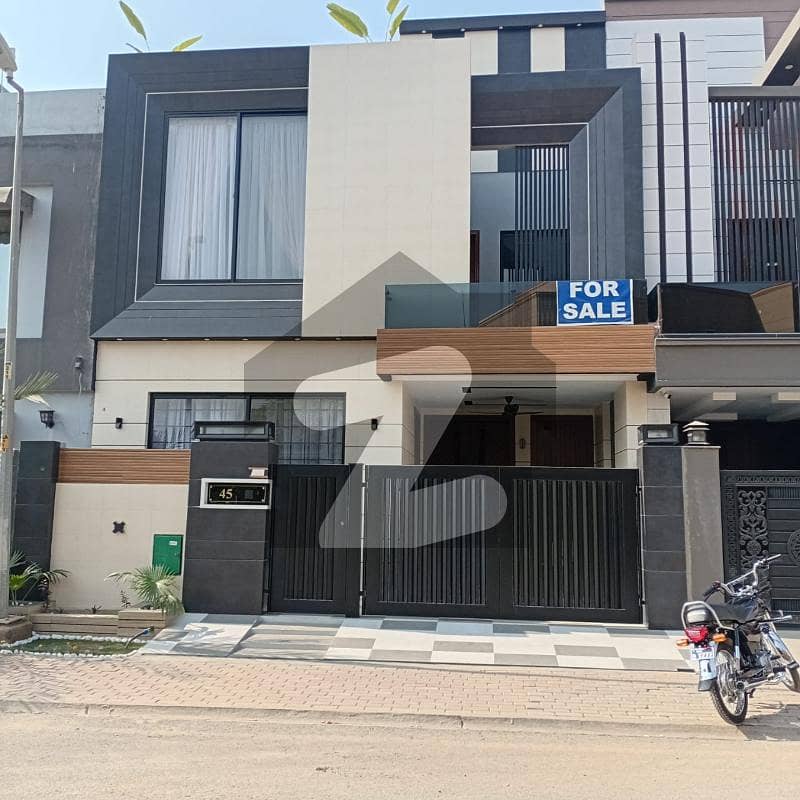 بحریہ ٹاؤن لاہور میں 3 کمروں کا 5 مرلہ مکان 2.1 کروڑ میں برائے فروخت۔