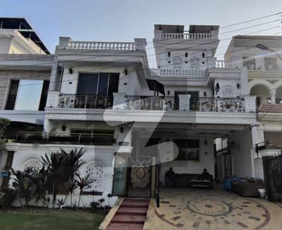 10 Marla Park Facing House - Prime Location - Owner Built - Exquisite Design - OPF Society