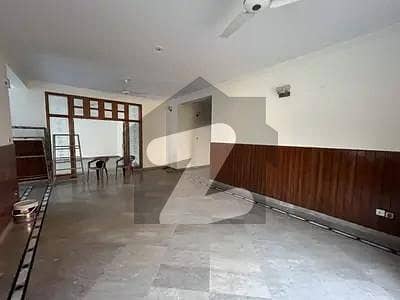 کلفٹن ۔ بلاک 5 کلفٹن,کراچی میں 6 کمروں کا 1 کنال مکان 6.0 لاکھ میں کرایہ پر دستیاب ہے۔