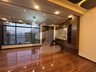 رائل آرچرڈ ملتان پبلک سکول روڈ,ملتان میں 4 کمروں کا 5 مرلہ مکان 1.8 کروڑ میں برائے فروخت۔