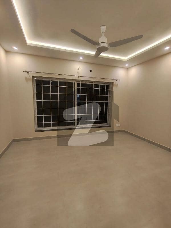 ایف ۔ 10 اسلام آباد میں 8 کمروں کا 1 کنال مکان 10.0 لاکھ میں کرایہ پر دستیاب ہے۔