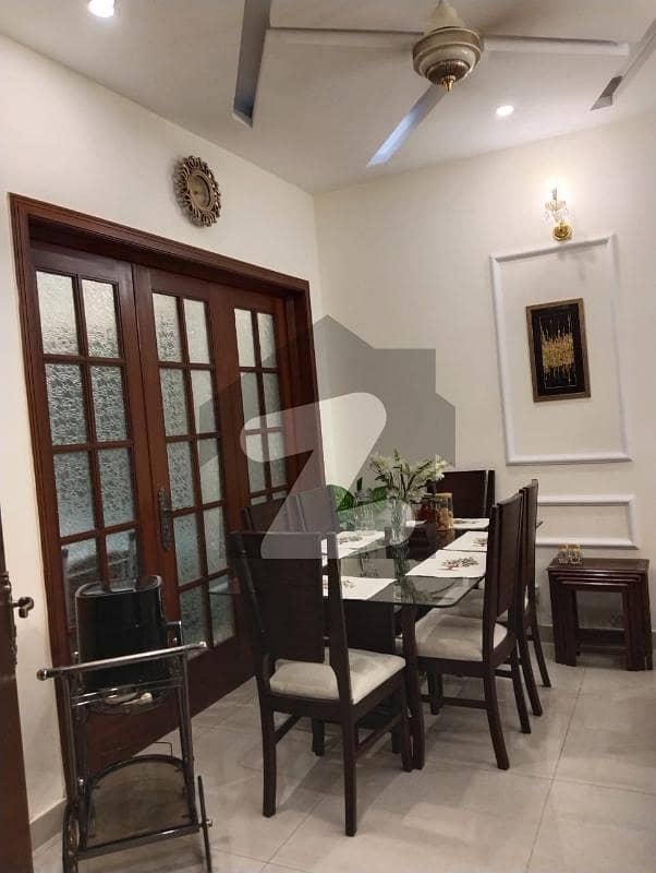 ای ۔ 11 اسلام آباد میں 6 کمروں کا 8 مرلہ مکان 7.4 کروڑ میں برائے فروخت۔