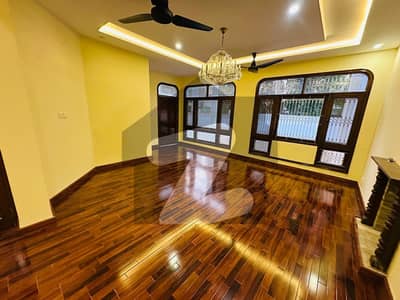 ایف ۔ 10 اسلام آباد میں 5 کمروں کا 1 کنال مکان 4.0 لاکھ میں کرایہ پر دستیاب ہے۔