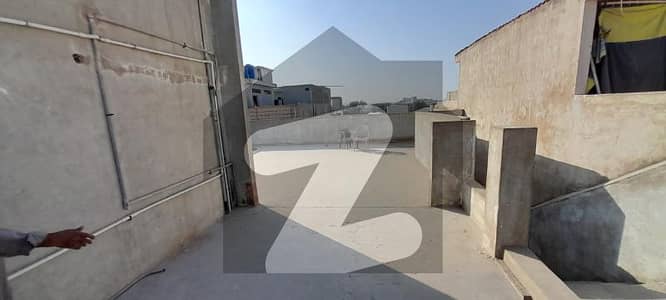 ایئرپورٹ روڈ کراچی میں 11 کمروں کا 9 مرلہ مکان 3.3 کروڑ میں برائے فروخت۔