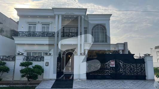 LAVISH ELEGANT TOP OF LINE BUNGALOW WITH DOUBLE HIGHT LOBBY FOR SALE IN CENTRAL PARK HOT LOCATION