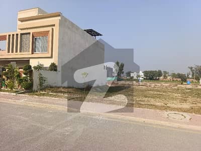 گالف ویو ریزیڈنسیا - فیز 1 گالف ویو ریذڈینشیاء,بحریہ ٹاؤن,لاہور میں 10 مرلہ رہائشی پلاٹ 1.35 کروڑ میں برائے فروخت۔