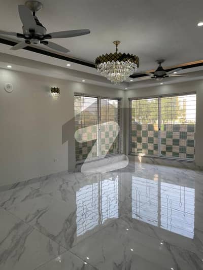 بحریہ ٹاؤن ۔ سیکٹر ایف بحریہ ٹاؤن,لاہور میں 5 کمروں کا 1 کنال مکان 3.5 لاکھ میں کرایہ پر دستیاب ہے۔