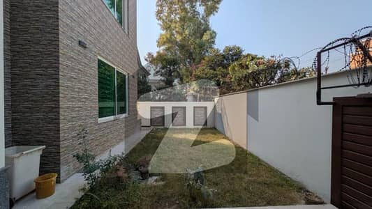 ایف ۔ 7 اسلام آباد میں 8 کمروں کا 1 کنال مکان 15.0 لاکھ میں کرایہ پر دستیاب ہے۔