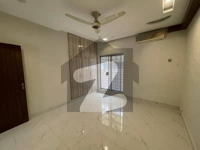 ڈی ایچ اے فیز 5 - بلاک ایل فیز 5,ڈیفنس (ڈی ایچ اے),لاہور میں 5 کمروں کا 10 مرلہ مکان 2.15 لاکھ میں کرایہ پر دستیاب ہے۔ ڈی ایچ اے فیز 5 - بلاک ایل فیز 5,ڈیفنس (ڈی ایچ اے),لاہور میں 5 کمروں کا 10 مرلہ مکان 2.15 لاکھ میں کرایہ پر دستیاب ہے۔