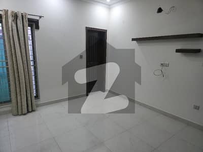 علامہ اقبال ٹاؤن لاہور میں 2 کمروں کا 10 مرلہ بالائی پورشن 67.0 ہزار میں کرایہ پر دستیاب ہے۔