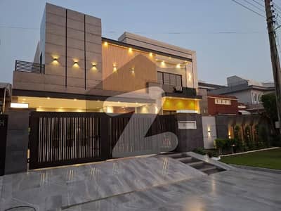 لیک سٹی رائیونڈ روڈ,لاہور میں 5 کمروں کا 1 کنال مکان 9.5 کروڑ میں برائے فروخت۔ لیک سٹی رائیونڈ روڈ,لاہور میں 5 کمروں کا 1 کنال مکان 9.5 کروڑ میں برائے فروخت۔