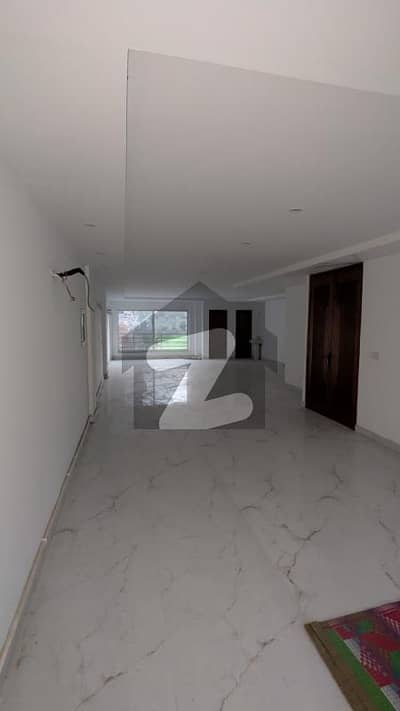 خیابانِ امین لاہور میں 6 مرلہ دفتر 1.2 لاکھ میں کرایہ پر دستیاب ہے۔