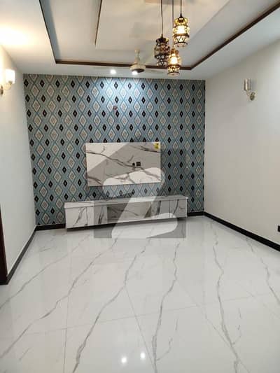 جوہر ٹاؤن فیز 2 - بلاک آر1 جوہر ٹاؤن فیز 2,جوہر ٹاؤن,لاہور میں 6 کمروں کا 5 مرلہ مکان 2.85 کروڑ میں برائے فروخت۔