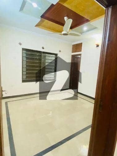 جی ۔ 13 اسلام آباد میں 5 کمروں کا 4 مرلہ مکان 3.15 کروڑ میں برائے فروخت۔