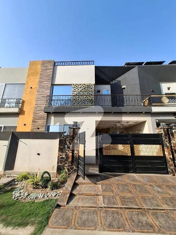 10 MARLA HOUSE AVAILABLE FOR SALE