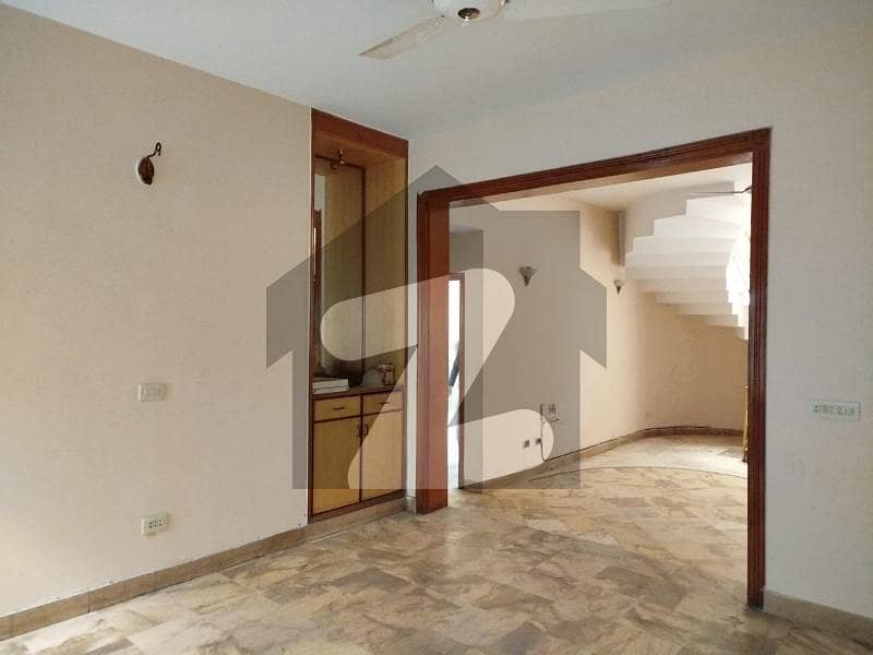 ایف ۔ 11 اسلام آباد میں 4 کمروں کا 13 مرلہ مکان 2.6 لاکھ میں کرایہ پر دستیاب ہے۔