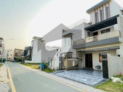 اتحاد ٹاؤن فیز ١ اتحاد ٹاؤن,رائیونڈ روڈ,لاہور میں 7 کمروں کا 10 مرلہ مکان 5.5 کروڑ میں برائے فروخت۔ اتحاد ٹاؤن فیز ١ اتحاد ٹاؤن,رائیونڈ روڈ,لاہور میں 7 کمروں کا 10 مرلہ مکان 5.5 کروڑ میں برائے فروخت۔