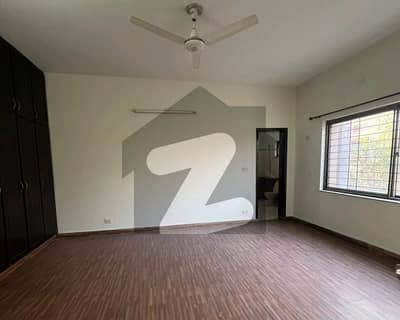 عسکری 11 - سیکٹر سی عسکری 11,عسکری,لاہور میں 5 کمروں کا 1 کنال مکان 8.65 کروڑ میں برائے فروخت۔