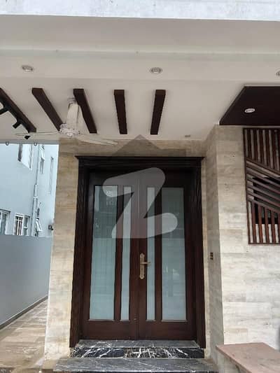 لیک سٹی ۔ سیکٹرایم ۔ 7 لیک سٹی,رائیونڈ روڈ,لاہور میں 6 کمروں کا 10 مرلہ مکان 2.0 لاکھ میں کرایہ پر دستیاب ہے۔