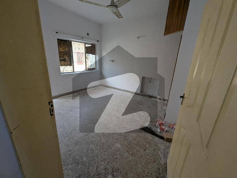 جی ۔ 10 اسلام آباد میں 4 کمروں کا 6 مرلہ مکان 1.35 لاکھ میں کرایہ پر دستیاب ہے۔