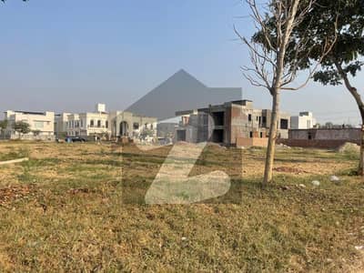 ڈی ایچ اے فیز 8 - بلاک ٹی فیز 8,ڈیفنس (ڈی ایچ اے),لاہور میں 2 کنال رہائشی پلاٹ 13.5 کروڑ میں برائے فروخت۔