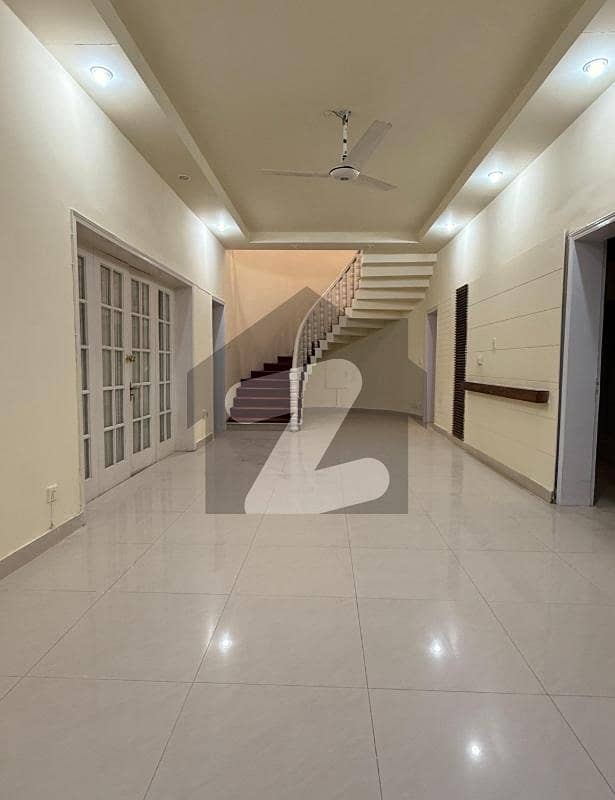 ای ۔ 7 اسلام آباد میں 6 کمروں کا 1 کنال مکان 11.0 لاکھ میں کرایہ پر دستیاب ہے۔