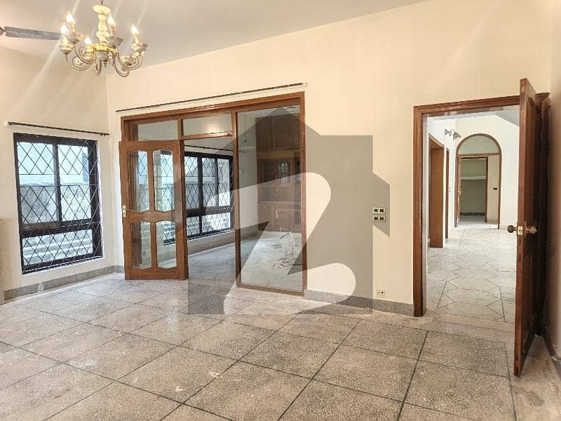 ایف ۔ 10 اسلام آباد میں 6 کمروں کا 1 کنال مکان 5.5 لاکھ میں کرایہ پر دستیاب ہے۔