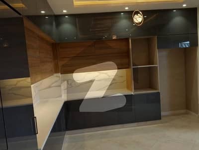 10 Marla 3 Bedrooms Ultra Modern Flat For Sale.