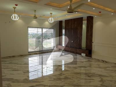 10 Marla 3 Bedrooms Ultra Modern Flat For Sale. 10 Marla 3 Bedrooms Ultra Modern Flat For Sale.