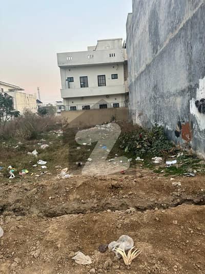آئی ۔ 11 اسلام آباد میں 6 مرلہ رہائشی پلاٹ 2.35 کروڑ میں برائے فروخت۔