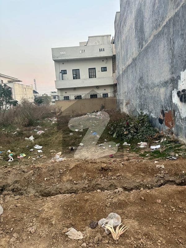 آئی ۔ 11 اسلام آباد میں 6 مرلہ رہائشی پلاٹ 2.35 کروڑ میں برائے فروخت۔