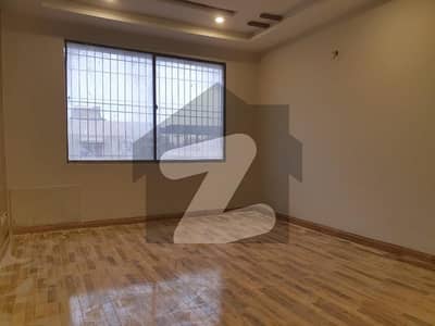 ڈی ایچ اے فیز 2 ایکسٹینشن ڈی ایچ اے ڈیفینس,کراچی میں 4 کمروں کا 8 مرلہ فلیٹ 1.05 لاکھ میں کرایہ پر دستیاب ہے۔