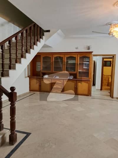 ای ۔ 11 اسلام آباد میں 4 کمروں کا 10 مرلہ مکان 2.4 لاکھ میں کرایہ پر دستیاب ہے۔