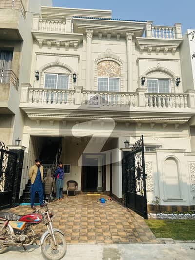 جوبلی ٹاؤن ۔ بلاک ایف جوبلی ٹاؤن,لاہور میں 5 کمروں کا 5 مرلہ مکان 2.25 کروڑ میں برائے فروخت۔