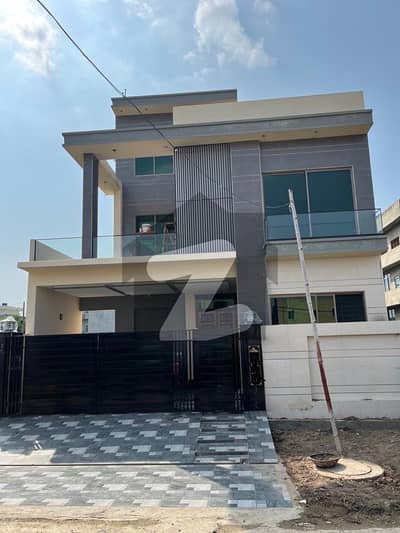 ایل ڈی اے ایوینیو لاہور میں 6 کمروں کا 10 مرلہ مکان 3.49 کروڑ میں برائے فروخت۔