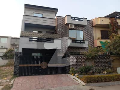 جناح گارڈنز فیز 1 جناح گارڈنز,ایف ای سی ایچ ایس,اسلام آباد میں 7 کمروں کا 10 مرلہ مکان 4.5 کروڑ میں برائے فروخت۔