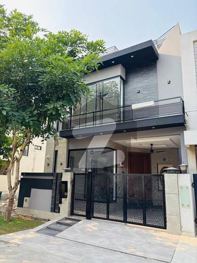 ڈی ایچ اے 9 ٹاؤن ۔ بلاک بی ڈی ایچ اے 9 ٹاؤن,ڈیفنس (ڈی ایچ اے),لاہور میں 3 کمروں کا 5 مرلہ مکان 3.1 کروڑ میں برائے فروخت۔