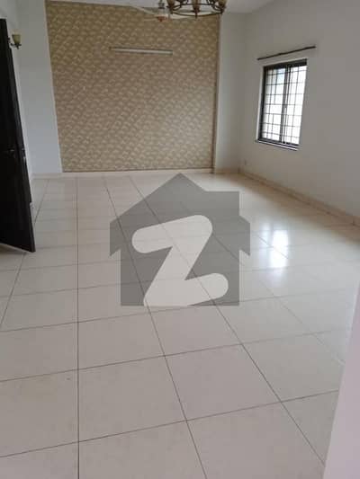 عسکری 11 ۔ سیکٹر بی عسکری 11,عسکری,لاہور میں 3 کمروں کا 10 مرلہ فلیٹ 1.1 لاکھ میں کرایہ پر دستیاب ہے۔