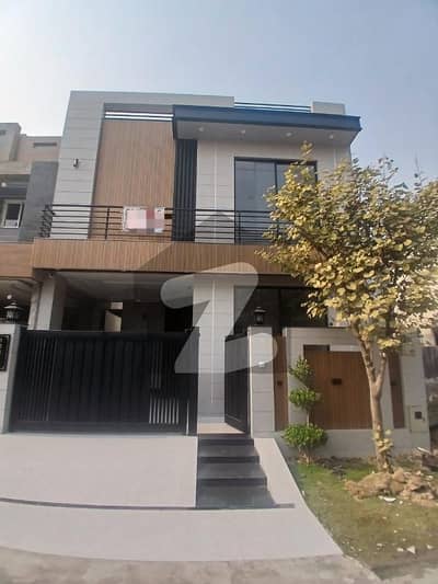 ڈی ایچ اے 9 ٹاؤن ۔ بلاک سی ڈی ایچ اے 9 ٹاؤن,ڈیفنس (ڈی ایچ اے),لاہور میں 3 کمروں کا 5 مرلہ مکان 2.75 کروڑ میں برائے فروخت۔ ڈی ایچ اے 9 ٹاؤن ۔ بلاک سی ڈی ایچ اے 9 ٹاؤن,ڈیفنس (ڈی ایچ اے),لاہور میں 3 کمروں کا 5 مرلہ مکان 2.75 کروڑ میں برائے فروخت۔