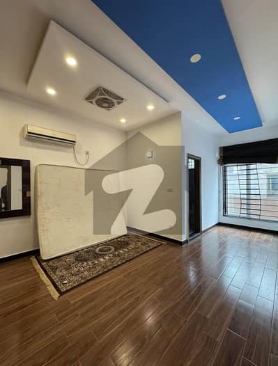 BEAUTIFUL 5 BEDROOM HOUSE GREEN LAWN TOP LOCATION TILED FLOOR EXCELLENT WASHROOMS CLOSE END STREET